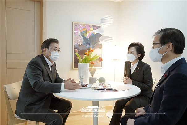 ▲문재인 대통령(왼쪽)이 지난해 12월 화성동탄 임대주택을 방문했을 당시 모습. (사진제공=김상훈 의원실)