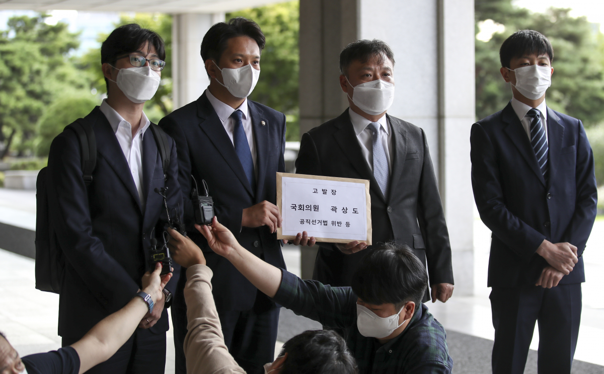 ▲전용기 더불어민주당 의원을 비롯한 이재명 캠프 관계자들이 27일 오전 서울 서초구 서울중앙지방검찰청에서 곽상도 의원에 대해 공직선거법, 정보통신망법 위반 혐의로 고발장을 제출하기 전 입장을 밝히고 있다. (뉴시스)