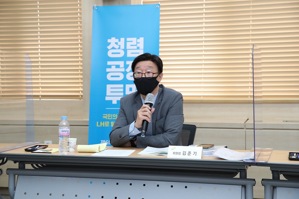 ▲김준기 LH 혁신위원장이 28일 LH서울지역본부에서 열린 제6차 혁신위원회의에서 발언하고 있다. (사진제공=한국토지주택공사(LH))