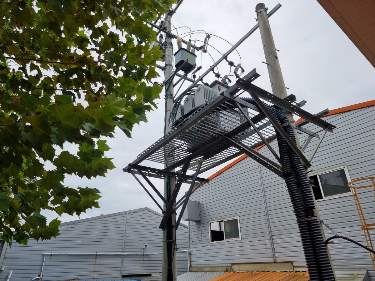 ▲27일 오후 경기 의정부시 용현산업단지에 위치한 A 창호 제조 공장 뒤편에 변압기가 설치돼 있다.
 (심민규 수습기자 wildboar@)