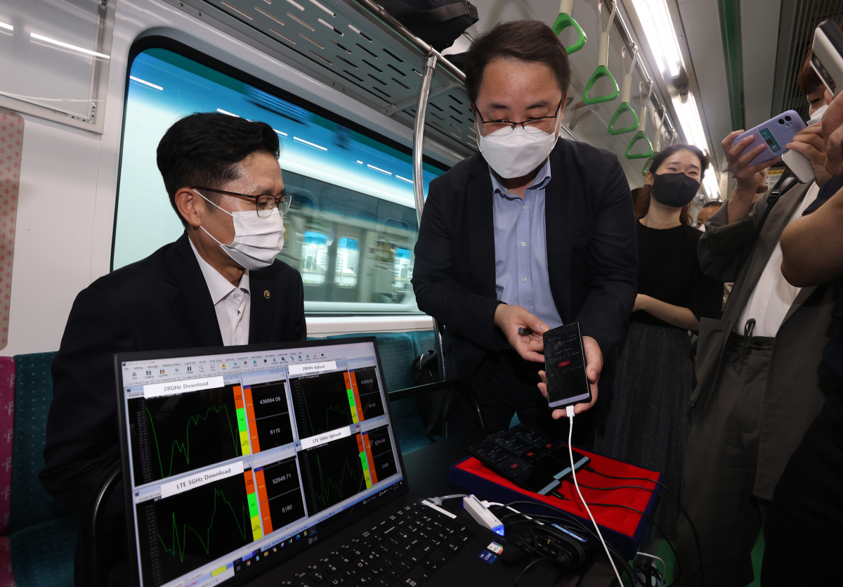 ▲28일 오후 서울 성동구 지하철2호선 신답역에서 열린 28㎓ 5G 지하철 와이파이 성능개선 실증 착수회에서 조경식 과학기술정보통신부 2차관을 비롯한 참석자들이  2호선에 탑승해 신답역과 성수역 사이를 왕복하며 통신 성능을 점검하고 있다.  (연합뉴스)