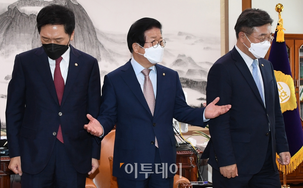 ▲더불어민주당 윤호중 (오른쪽)원내대표와 국민의힘 김기현(왼쪽) 원내대표가 28일 오전 국회에서 열린 박병석 국회의장 주재 언론중재법 관련 회동에서 포토타임을 마친 뒤 자리로 향하고 있다. 신태현 기자 holjjak@ (이투데이DB)