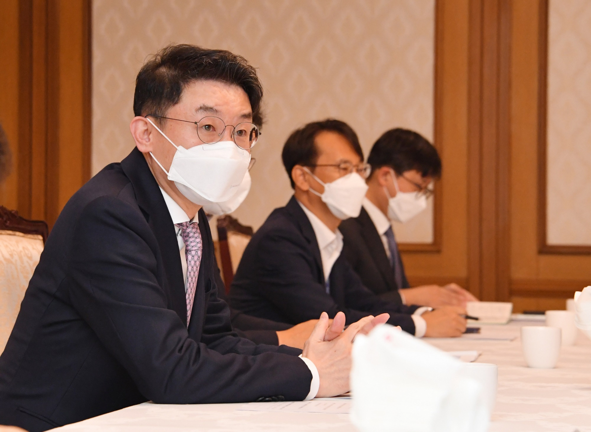 ▲이억원 기획재정부 1차관이 29일 정부서울청사에서 ‘물가관계차관회의’를 주재하고 모두발언을 하고 있다. (사진제공=기획재정부)