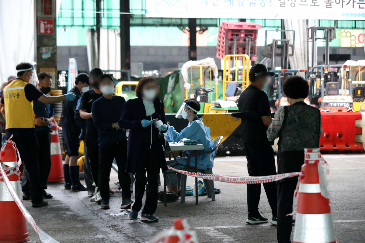 ▲0시 기준 2885명의 신규 코로나19 확진자가 발생한 29일 서울 송파구 가락시장에 설치된 선별진료소에서 시장 상인 등 시민들이 검사를 받기 위해 줄을 서고 있다.  (뉴시스)