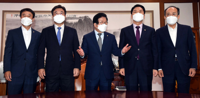 ▲여야 원내대표가 29일 국회 의장실에서 열린 국회의장 주재 언론중재법 관련 회동에서 기념촬영을 하고 있다.  (사진 제공=연합뉴스 )