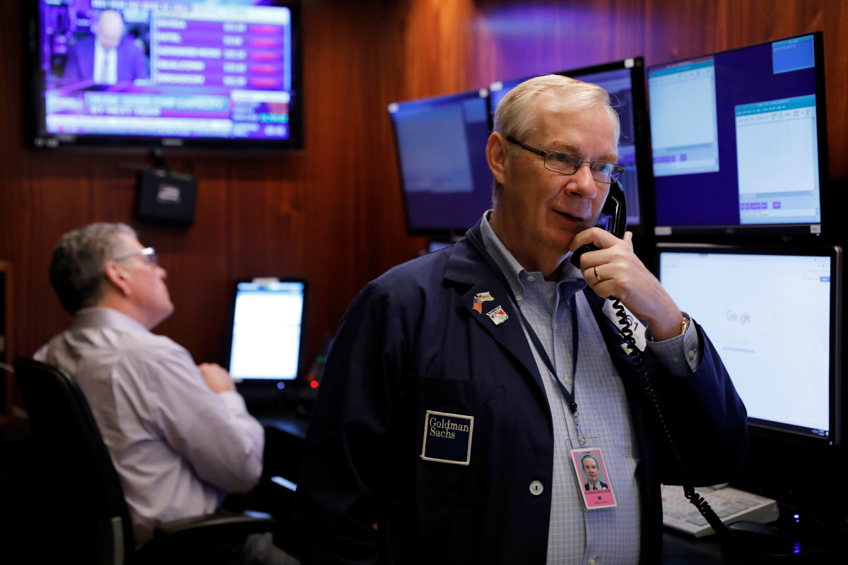 ▲뉴욕증권거래소(NYSE)에서 24일 한 트레이더가 전화통화를 하고 있다. 뉴욕/로이터연합뉴스
