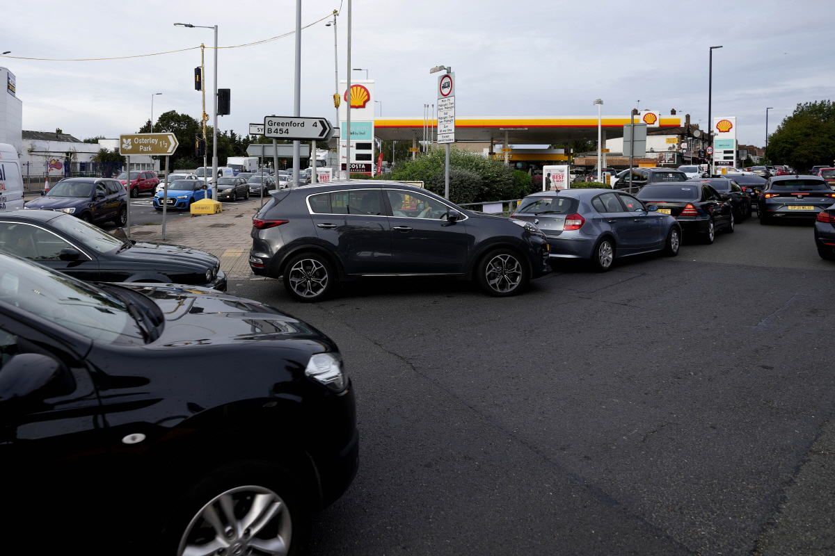 ▲영국 런던의 한 주유소에서 28일(현지시간) 기름을 넣으려는 차들이 줄지어 기다리고 있다. 런던/AP연합뉴스
