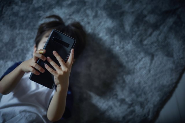 ▲휴대전화로 영상 보는 아이. (게티이미지뱅크)