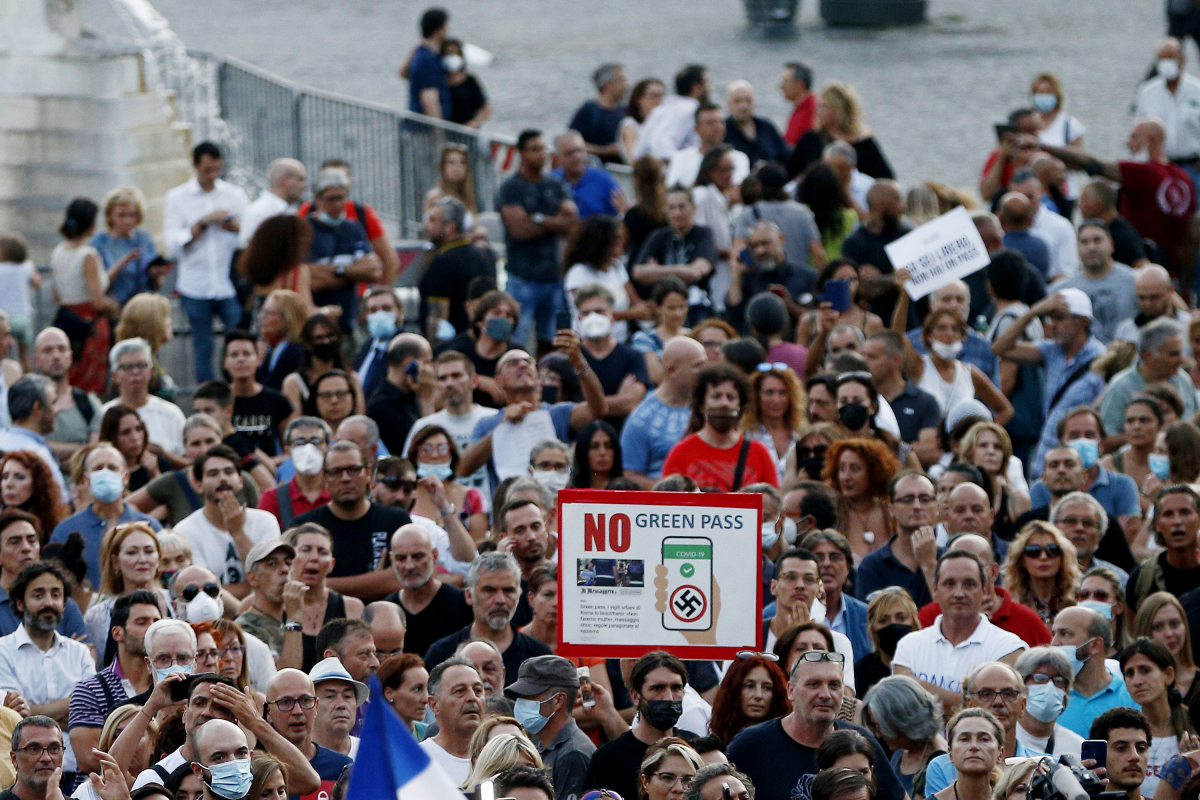 ▲독일·프랑스·이탈리아는 백신 접종 인증 의무화 조치를 두고 격렬한 반대 여론과 부딪쳤다. 사진은 로마에서 벌어진 백신 패스 도입 반대 시위 (뉴시스)