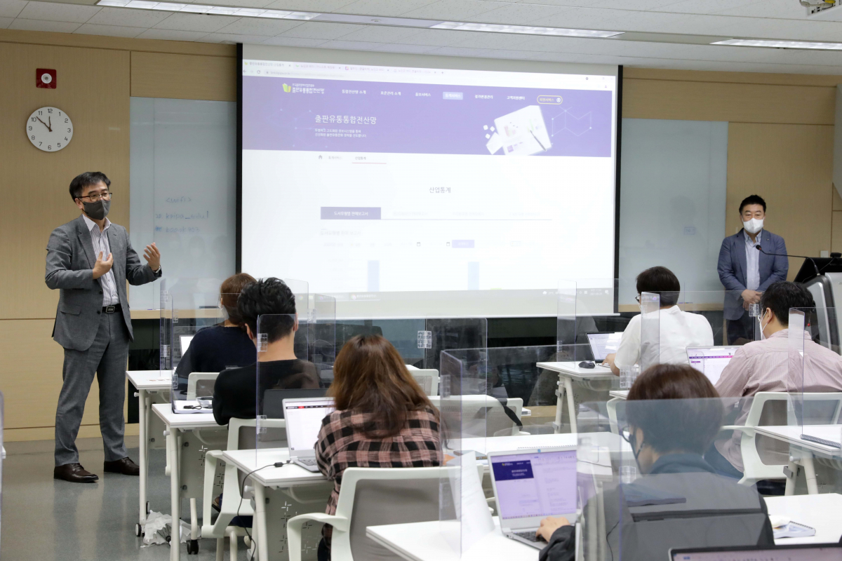 ▲한국출판문화산업진흥원 박찬수(왼쪽) 사무처장과 김진형 산업지원본부장이 29일 서울 마포구 서울산업진흥원에서 언론 대상 출판유통통합전산망 시연을 마치고 질의에 답변을 하고 있다. (뉴시스)