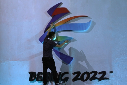 ▲한 남성이 2022 베이징 동계올림픽 상징물 작업을 하고 있다. 베이징/로이터연합뉴스

