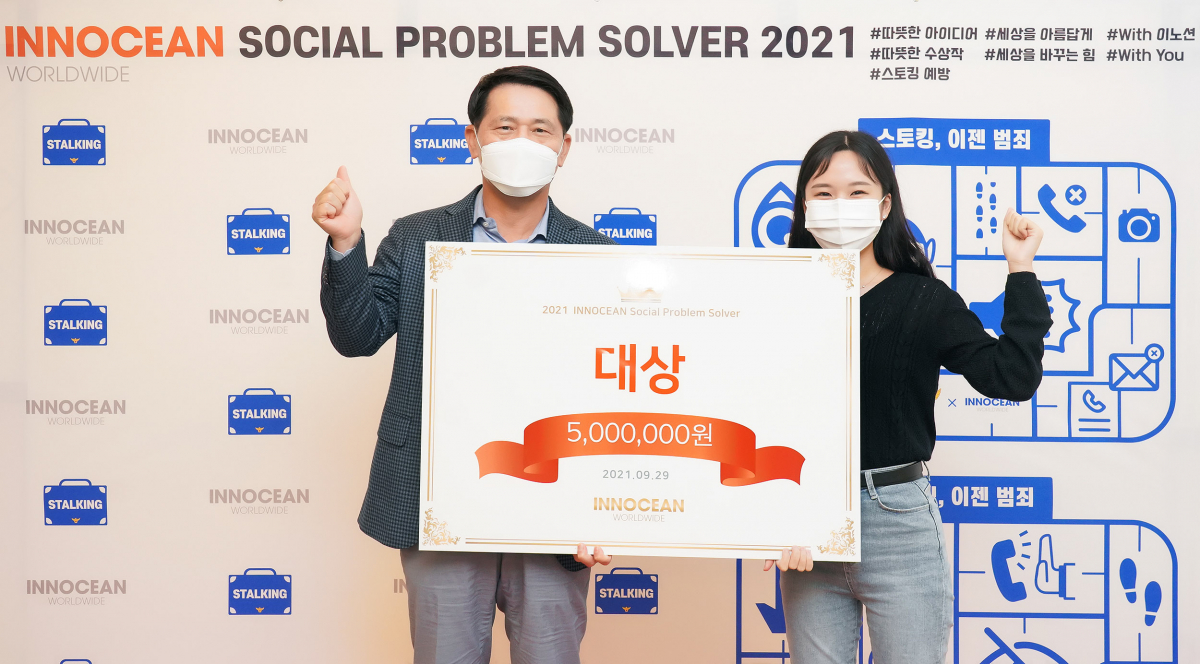 ▲이노션이 대표적인 사회공헌 프로그램 ‘S.O.S(Social Problem Solver) 프로그램’에 출품한 수상작을 선정해 발표했다. 이용우 이노션 대표이사(왼쪽)와 S.O.S 프로그램 대상을 받은 부산대 원유경 학생.  (사진제공=이노션)
