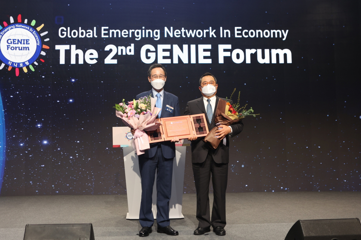 ▲구자열 LS그룹 회장(우)이 29일, 전주시에서 열린 제 2회 지니포럼에서 지니어워즈를 수상하고 송하진 전라북도 도지사(좌)와 기념촬영을 하고 있다. (사진제공=LS)