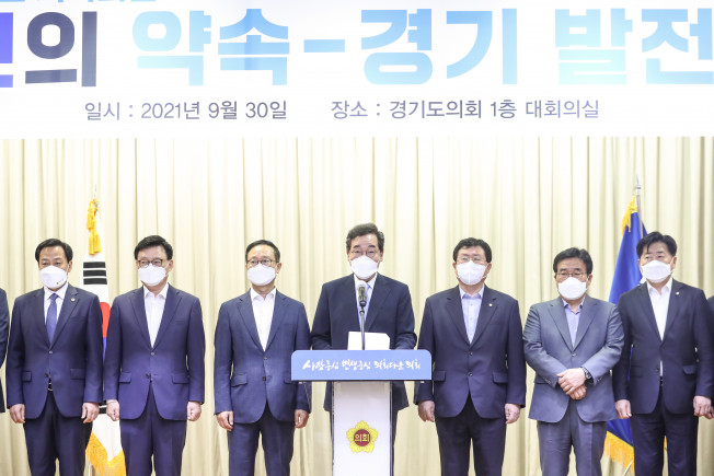 ▲더불어민주당 대권주자인 이낙연 전 대표는 30일 성남 대장동 개발 특혜 의혹과 관련해 "이번 일의 진실이 충분히 규명되지 못하고 의혹 남는 채로 가서는 문재인 정부가 성공한 정부로 남는 데 한계가 있을 것이고, 대한민국의 미래를 위해서도 굉장히 불행한 일이 될 것"이라고 말했다. (사진제공=이낙연 캠프)