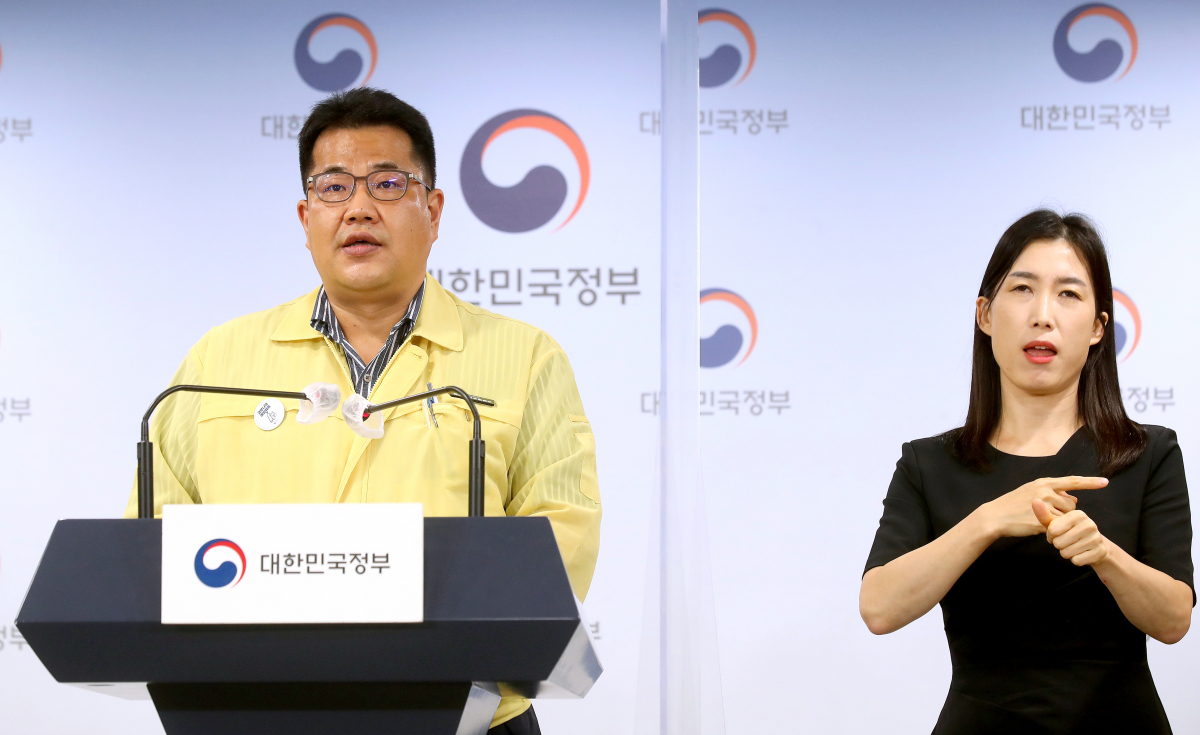 ▲손영래 중앙사고수습본부 사회전략반장(왼쪽)이 1일 정부서울청사에서 코로나19 대응 비대면 정례브리핑을 하고 있다. (연합뉴스)