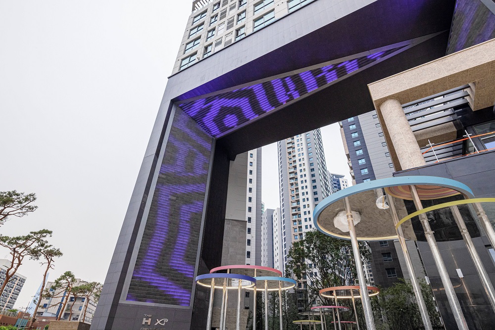 ▲현대건설 '디에잋 자이 개포'의 문주인 '더 게이트 탄젠트' 전경 (사진제공=현대건설)