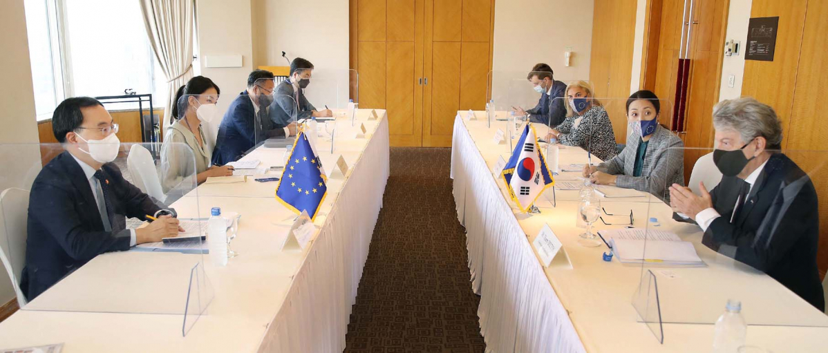 ▲문승욱 산업통상자원부 장관(왼쪽)과 티에리 브르통 EU집행위 역내시장 담당 집행위원이 30일 반도체, 미래차 분야 협력방안을 논의하고 있다. (사진제공=산업통상자원부)