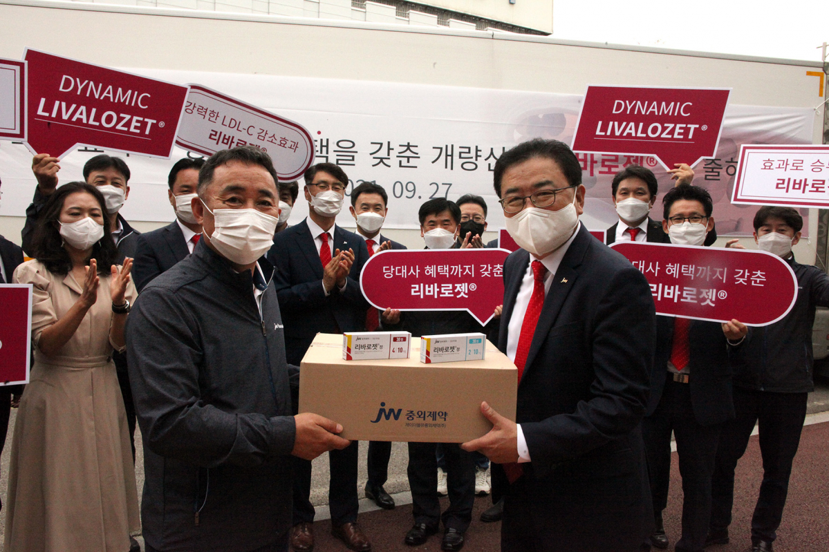 ▲27일 JW중외제약 임직원들이 JW당진생산단지에서 ‘리바로젯 첫 출하식’을 열고 기념촬영을 하고 있다.  (사진제공=JW중외제약)