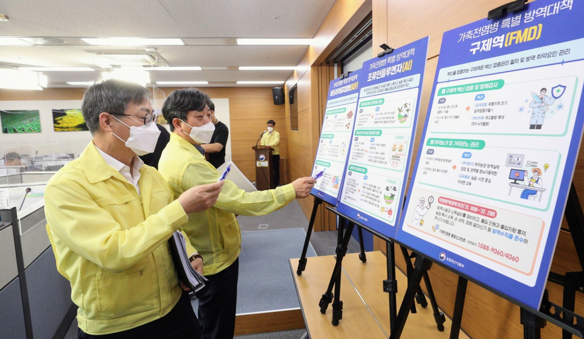 ▲박병홍 농림축산식품부 차관보(왼쪽)가 30일 정부세종청사에서 가축전염병 확산 방지를 위한 특별방역대책에 대해 설명하고 있다. (사진제공=농림축산식품부)