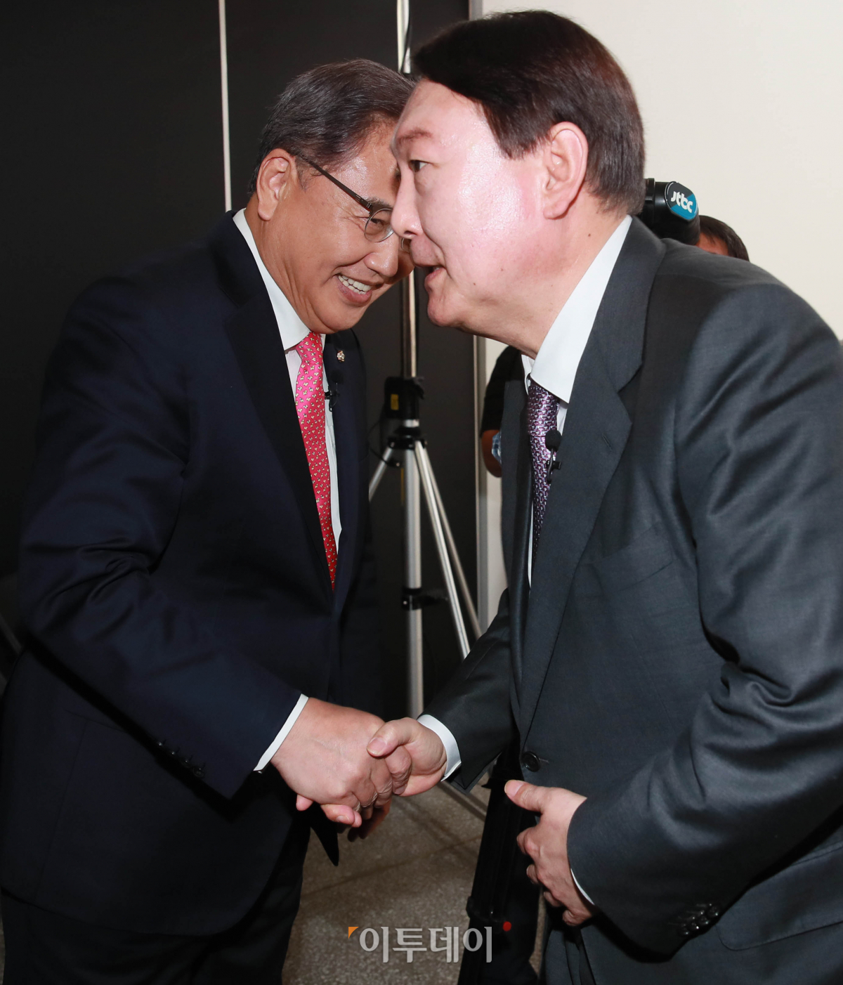 ▲윤석열(오른쪽) 국민의힘 대선 경선 예비후보가 10일 오후 서울 금천구 즐스튜디오에서 열린 '국민 시그널 면접'을 마친 후 박진 예비후보와 악수를 하며 스튜디오를 나가고 있다. (국회사진취재단)