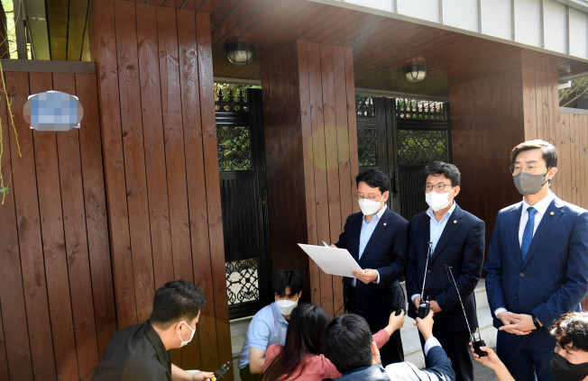 ▲더불어민주당 소속 국회 국토교통위원들이 30일 오전 화천대유 대주주인 김만배 씨의 누나가 구입한 서울 서대문구 연희동 윤석열 부친 주택을 찾아 '매각 의혹' 현장조사를 하고 있다. (연합뉴스)