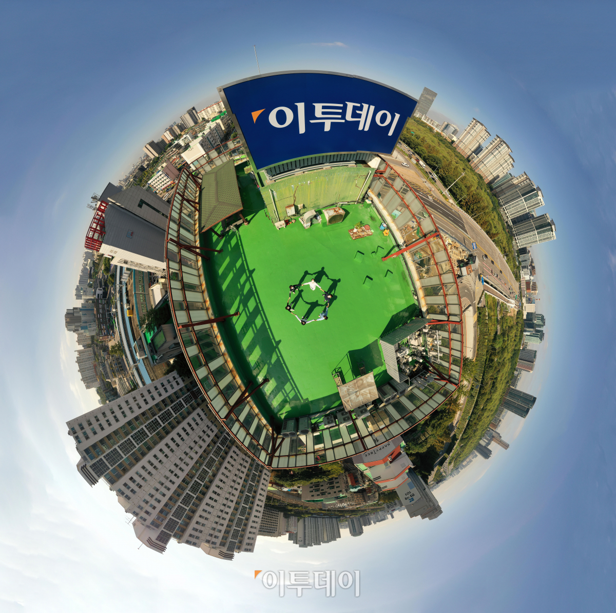 ▲지난해 초부터 전 세계로 확산된 코로나19 팬데믹이 장기화, 서민경제가 시름하고 있다. 우리는 코로나19의 완전한 종식이 아닌 치명률을 낮추며 공존을 준비하고 있다. 이른바 ‘위드 코로나’ 시대다. 단계적 일상화가 시작되면, 닫혔던 소비에 숨통이 트이면서 우리 경제도 빠르게 활력을 되찾을 것으로 기대된다. 서울 동작구 이투데이 사옥에서 마스크를 쓴 이투데이 기자들이 ‘위드 코로나’ 시대에도 독자가 찾는 가치 있는 뉴스를 만들겠다는 다짐을 하고 있다. 드론을 이용, 360도 파노라마 촬영했다. 신태현 기자 holjjak@