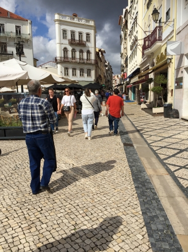 ▲관광객들이 지난달 25일 코임브라 구시가지의 관문 역할을 하는 페레이라 보르게스 거리를 지나고 있다.
