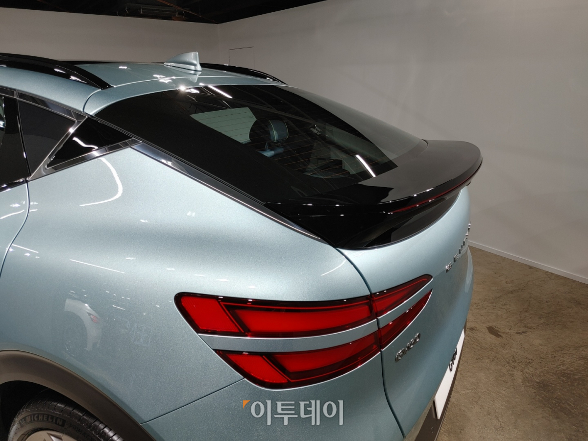 ▲제네시스 GV60 측면에는 도어 글라스 상단을 따라 반짝이는 크롬 라인이 이어진다. 제네시스는 이를 ‘볼트 윈도우 라인(DLO)’라고 이름 붙였다. 도어 글라스를 따라 매끄럽게 이어지다 뒷유리와 만나는 지점에서 ‘Z자’ 형태로 날카롭게 꺾이며 정제된 역동성을 드러낸다.  (유창욱 기자 woogi@)