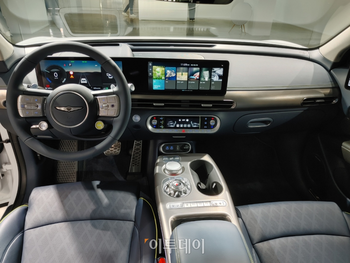 ▲제네시스 GV60의 실내에는 전반적으로 ‘원’ 모양의 디자인을 적용했다. 센터페시아와 센터콘솔의 버튼, 송풍구, 도어 레버와 사이드미러 조작계까지 모두 원 또는 타원 형태다.  (유창욱 기자 woogi@)