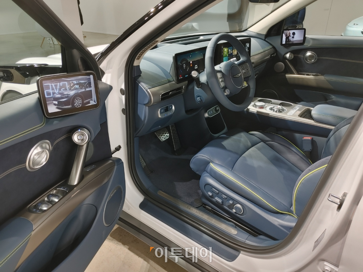 ▲센터콘솔은 공중에 떠 있는 모습으로 디자인됐다. 평평한 바닥(플랫 플로어)과 함께 전용 전기차라서 가능한 넓은 실내공간을 선사한다.  (유창욱 기자 woogi@)