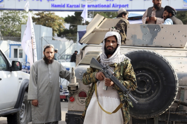▲지난달 31일(현지시간) 아프가니스탄 수도 카불의 하미드 카르자이 국제공항 앞에서 이슬람 무장조직 탈레반 대원들이 경비를 서고 있다. 카불/AP연합뉴스

