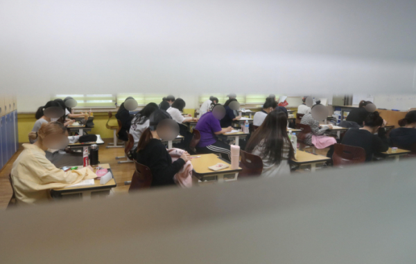 ▲2022학년도 대학수학능력시험 9월 모의평가가 실시된 1일 오전 서울 영등포구 여의도여자고등학교에서 수험생들이 시험 준비를 하고 있다. (뉴시스)