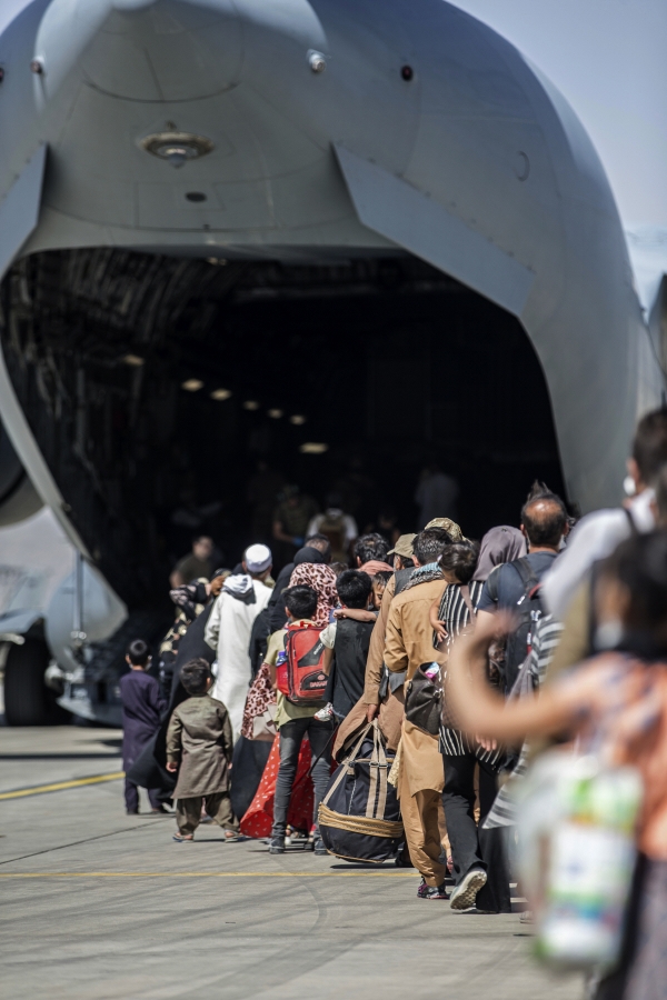 ▲아프가니스탄 수도 카불의 하미드 카르자이 국제공항에서 지난달 24일 피란민들이 미국 공군의 C-17 수송기에 탑승하고 있다. 카불/AP연합뉴스
