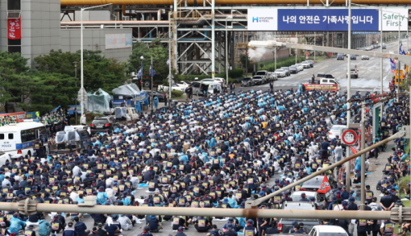 ▲8월 25일 오후 충남 당진시 송악읍 현대제철 당진제철소에서 전국 금속노동조합 현대제철 비정규직지회 등 1400여 명의 노조원들이 현대제철의 직접고용을 요구하는 집회를 하고 있다.  (연합뉴스)