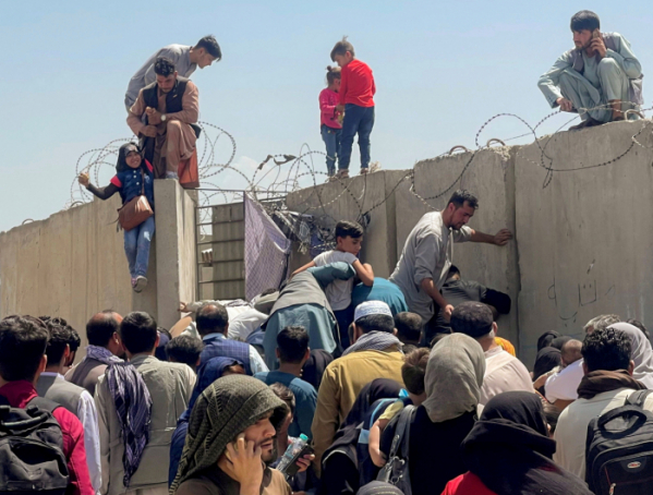 ▲8월 16일(현지시간) 아프가니스탄 수도 카불의 하미드 카르자이 국제공항에서 국외 탈출을 위해 주민들이 담을 넘어 공항으로 들어가고 있다. (연합뉴스)