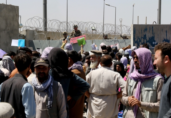 ▲아프가니스탄 수도 카불의 국제공항에서 26일(현지시간) 고국을 벗어나려는 아프간인들이 공항 경비 미군에게 신원증명서를 보여주며 탈출 지원을 호소하고 있다. 카불/로이터연합뉴스
