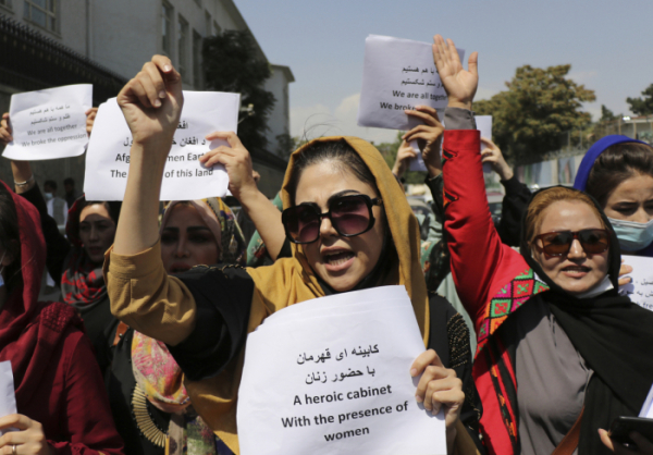▲3일(현지시간) 아프가니스탄 수도 카불에서 여성들이 탈레반에 여성 인권 보호를 요구하며 거리 행진을 하고 있다.  (카불/AP뉴시스)