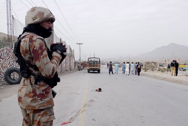 ▲파키스탄 군인이 5일 폭탄 테러가 발생한 퀘타시 일대를 살피고 있다. 퀘타/EPA연합뉴스