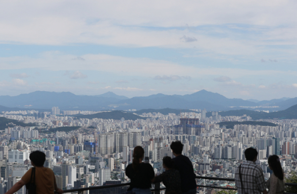 ▲5일 서울 남산공원을 찾은 시민들이 청명한 하늘과 도심을 바라보고 있다.  (연합뉴스)