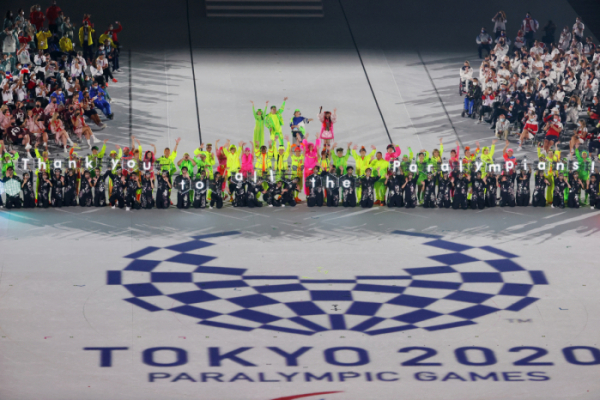 ▲5일 오후 일본 도쿄 신주쿠의 국립경기장(올림픽 스타디움)에서 열린 2020 도쿄 패럴림픽 폐막식에서 식전 공연이 펼쳐지고 있다.  (연합뉴스)