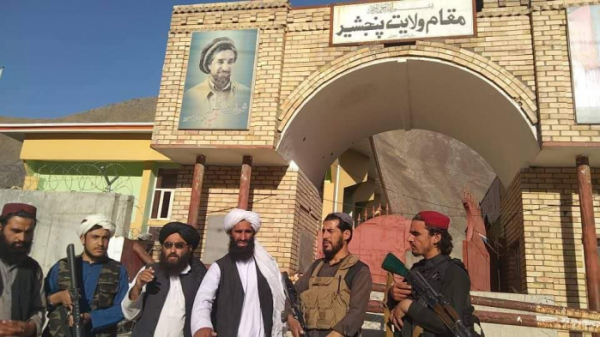 ▲반 탈레반 저항군의 본거지인 판지시르 주 주지사 사무실 앞에 있는 탈레반 대원들 (Bakhtar News Agency 트위터 캡처)