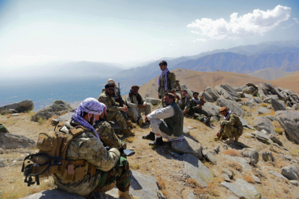 ▲아프가니스탄 판지시르에 거점을 둔 저항군이 1일(현지시간) 잠시 휴식을 취하고 있다. AFP연합뉴스