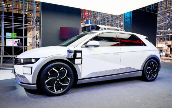 ▲독일 뮌헨에서 열린 'IAA 모빌리티 2021'에 현대차가 모셔널과 공동 개발한 아이오닉5 로보택시 실물이 전시돼 있다.  (사진제공=현대차)
