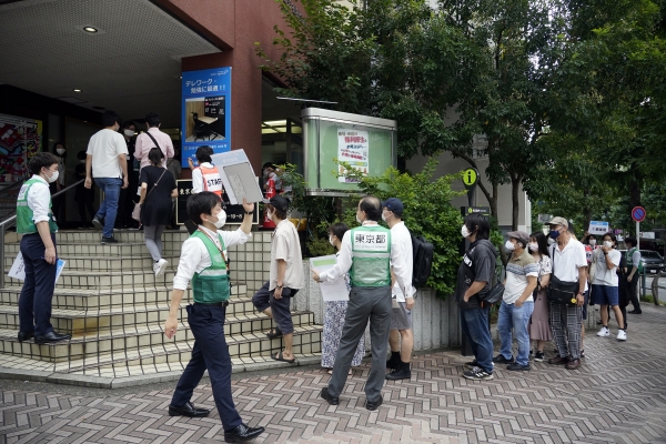 ▲일본 도쿄의 한 백신접종센터에서 8월 29일 사람들이 줄지어 서 있다. 도쿄/EPA연합뉴스 
