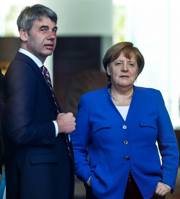▲얀 헤커(오른쪽) 주중 독일 대사가 외교정책 고문이었던 4월 29일 앙겔라 메르켈 독일 총리와 베를린에서 대화하고 있다. 베를린/EPA연합뉴스
