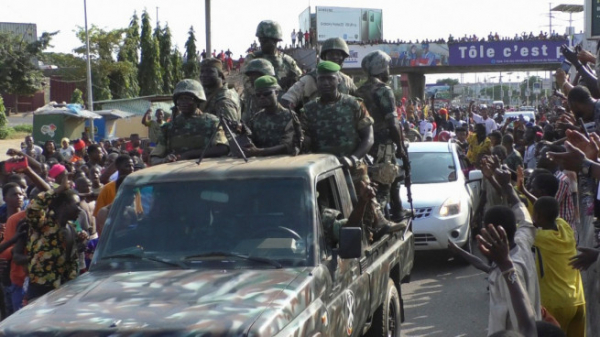 ▲서아프리카 기니 수도 코나크리에서 5일(현지시간) 시민들이 쿠데타를 일으킨 군인들의 거리 행진에 환호하고 있다. 이날 정예 특수부대가 쿠데타를 일으켜 알파 콩데 대통령을 억류했다. 코나크리/로이터연합뉴스