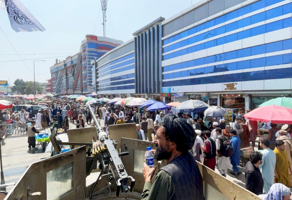 ▲탈레반 조직원이 4일 아프가니스탄 카불 시장 앞에서 경계근무를 서고 있다. 카불/로이터연합뉴스