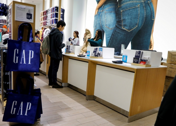 ▲쇼핑객들이 2019년 11월 28일 미국 뉴욕 매장에서 쇼핑을 하고 있다. 뉴욕/로이터연합뉴스
