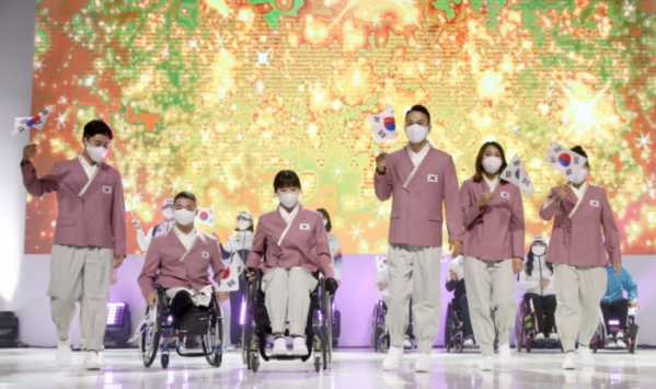 ▲대한장애인체육회가 지난 5월 17일 도쿄패럴림픽 D-100 미디어데이 행사에서 선수단복을 첫 공개하는 모습 (대한장애인체육회)