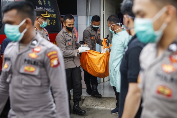 ▲인도네시아 경찰들이 8일 시신 가방을 땅그랑 병원으로 옮기고 있다. 땅그랑/EPA연합뉴스